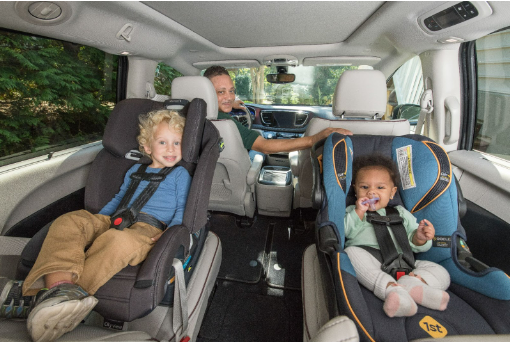 Children in car seats detail image